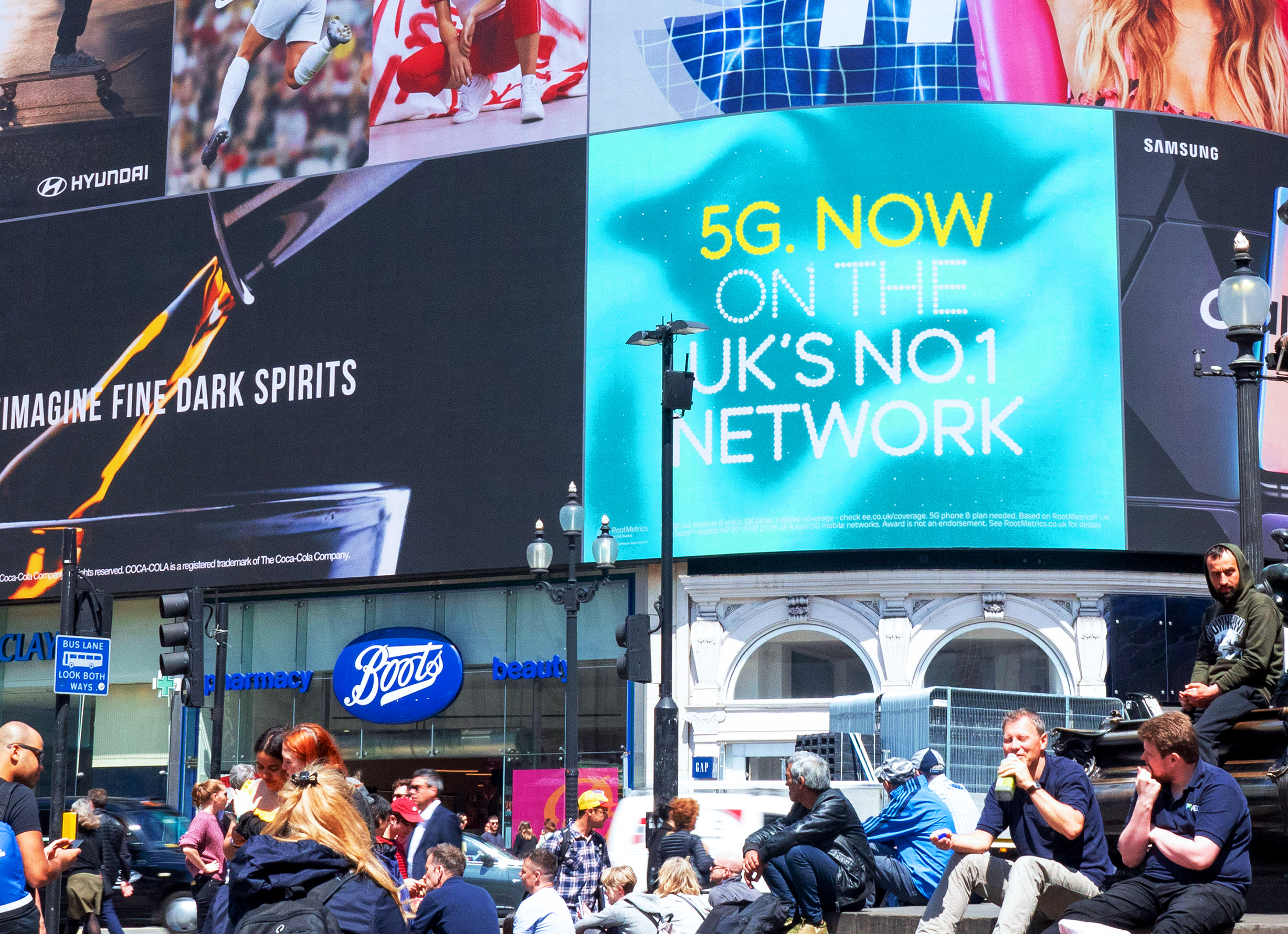 EE-5G-Piccadilly-Square